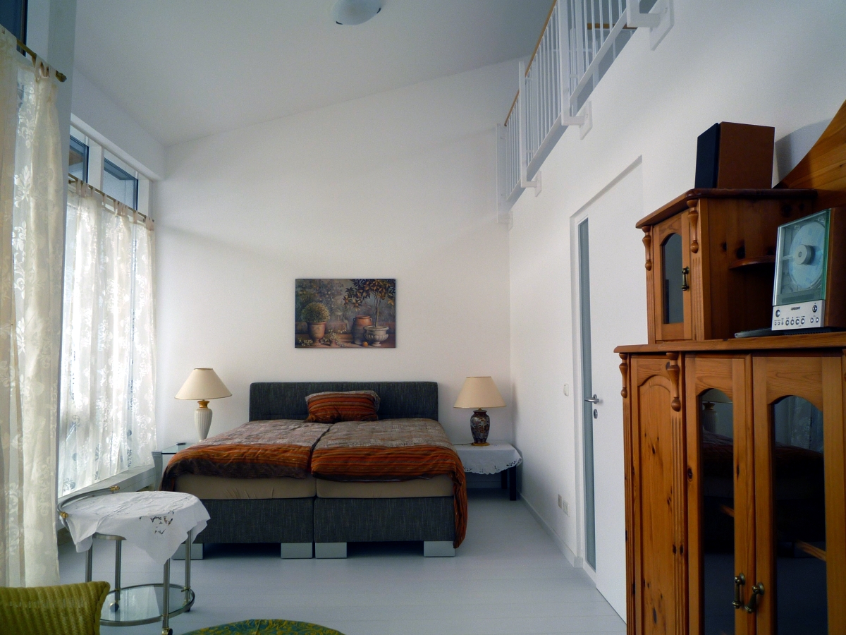 Schlafzimmer mit Südbalkon